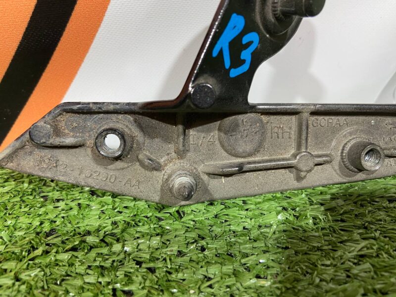 LR091700 Right fender mounting bracket Range Rover Velar L560 (2018-) USED - Image 13