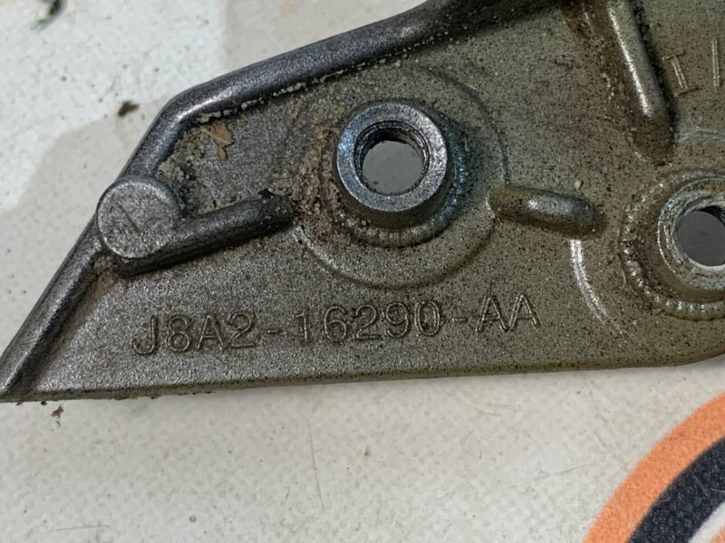 LR091700 Right fender mounting bracket Range Rover Velar L560 (2018-) USED cost 40 € in stock 1 pcs.