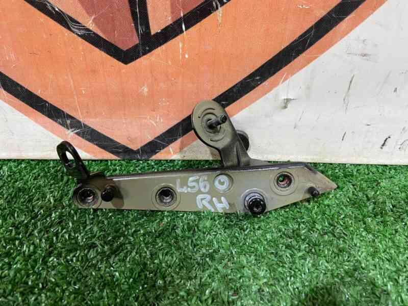 LR091700 Right fender mounting bracket Range Rover Velar L560 (2018-) USED cost 40 € in stock 1 pcs.