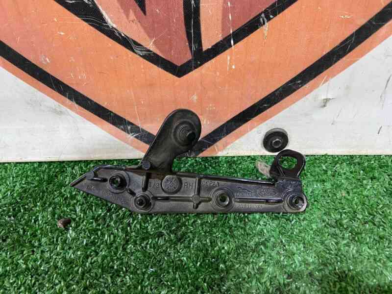 LR091700 Right fender mounting bracket Range Rover Velar L560 (2018-) USED cost 40 € in stock 1 pcs.