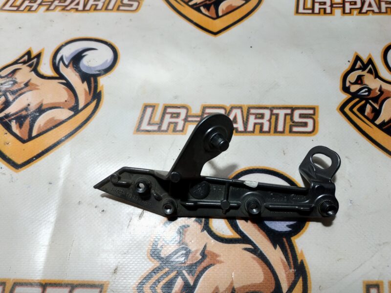 LR091700 Right fender mounting bracket Range Rover Velar L560 (2018-) USED cost 40 € in stock 1 pcs.