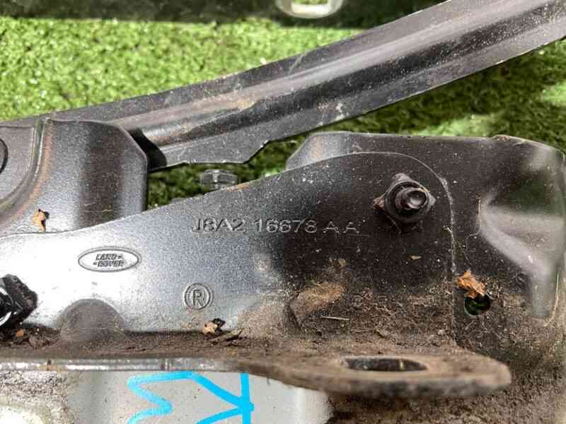 LR091713 Hood hinge right Range Rover Velar L560 (2018-) Used cost 50 € in stock 2 pcs.