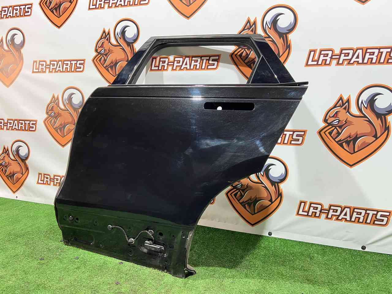 LR091720 Rear left door Range Rover Velar L560 (2018-) Used cost 600 € in stock 1 pcs.