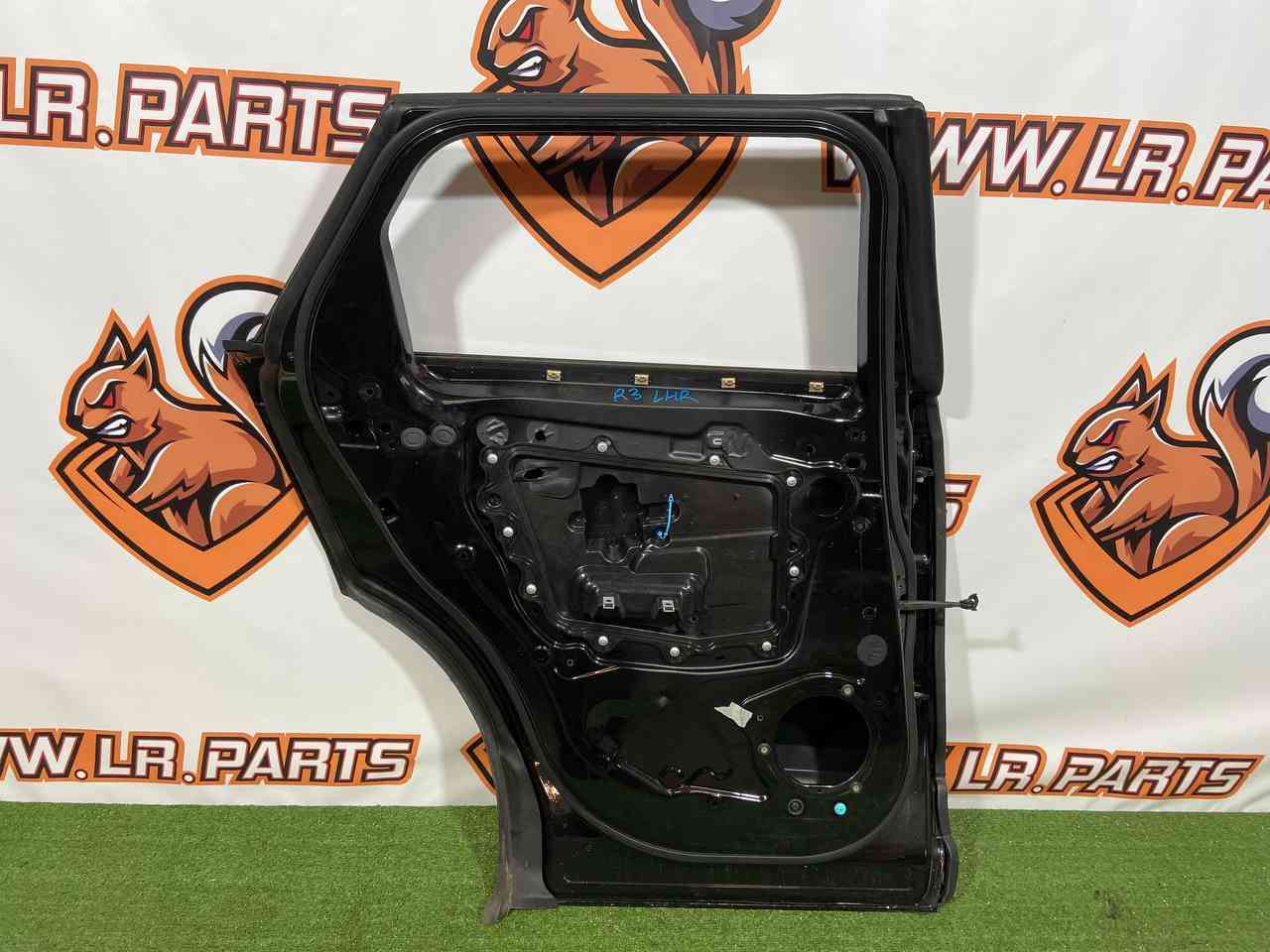 LR091720 Rear left door Range Rover Velar L560 (2018-) Used - Image 14