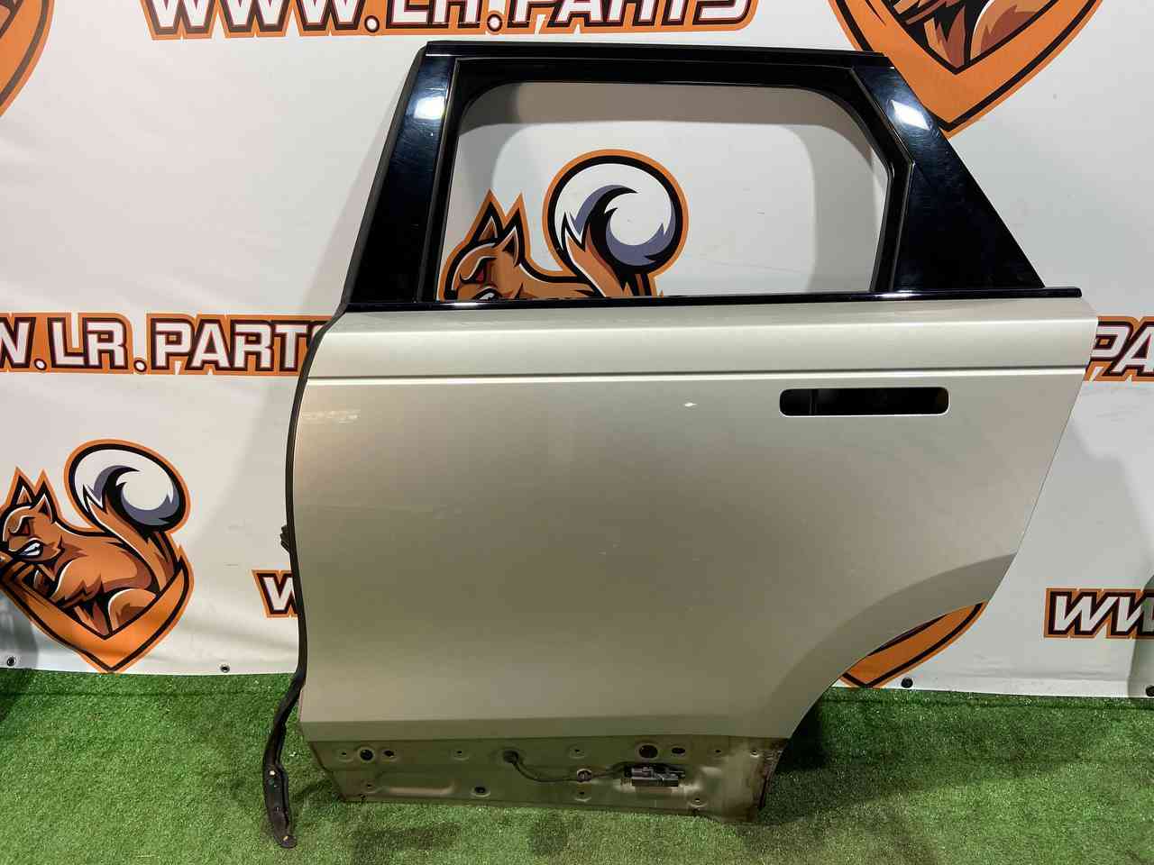 LR091720 Rear left door Range Rover Velar L560 (2018-) Used cost 600 € in stock 1 pcs.