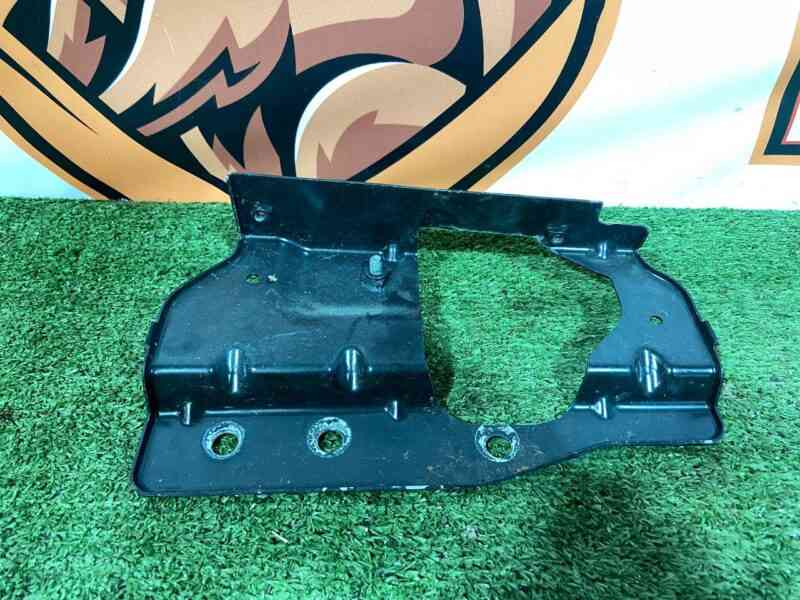 LR092010 Front right upper wing bracket Range Rover Velar L560 (2018-) Used cost 38 € in stock 2 pcs.