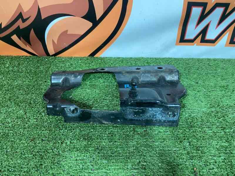 LR092011 Front left upper wing bracket Range Rover Velar L560 (2018-) Used cost 37,5 € in stock 2 pcs.