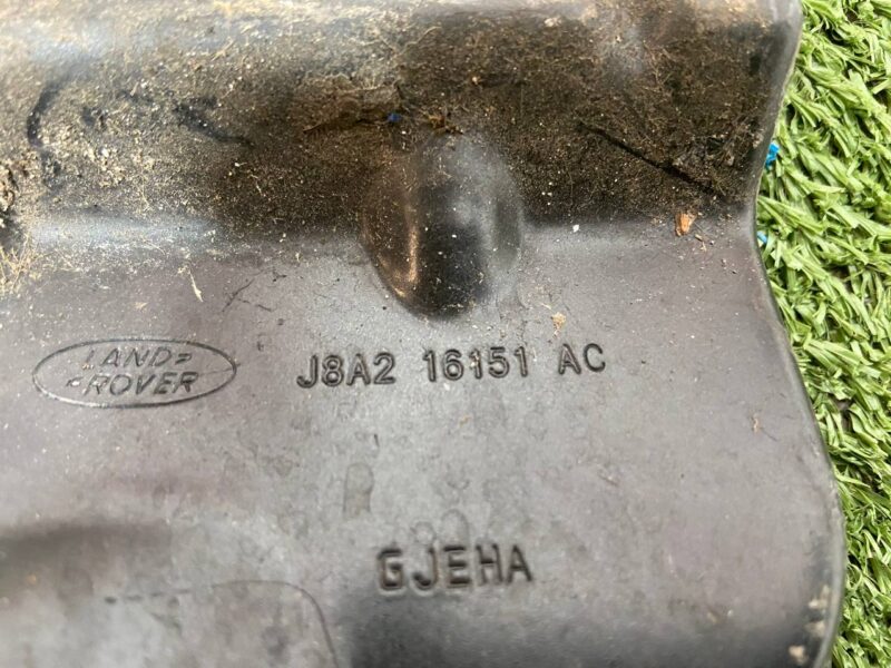 LR092011 Front left upper wing bracket Range Rover Velar L560 (2018-) Used cost 37,5 € in stock 2 pcs.