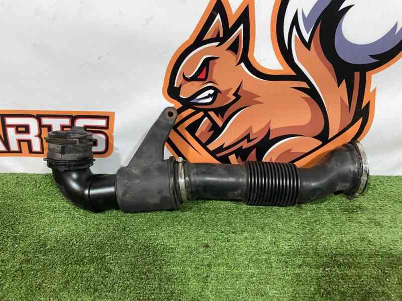 LR092340 Air Filter Hose Range Rover Velar L560 (2018-) Used cost 30 € in stock 6 pcs.