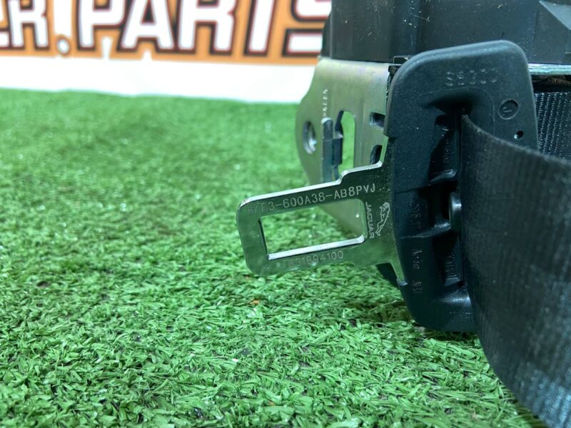 LR092531 Rear center seat belt Range Rover Velar L560 (2018-) Used cost 130 € in stock 2 pcs.