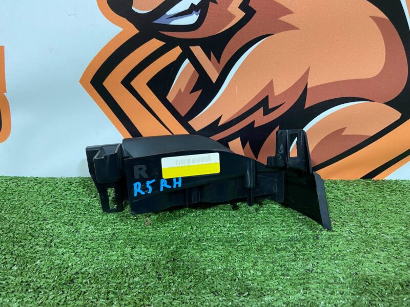 LR092541 Seat belt guide right Range Rover Velar L560 (2018-) USED cost 30 € in stock 1 pcs.