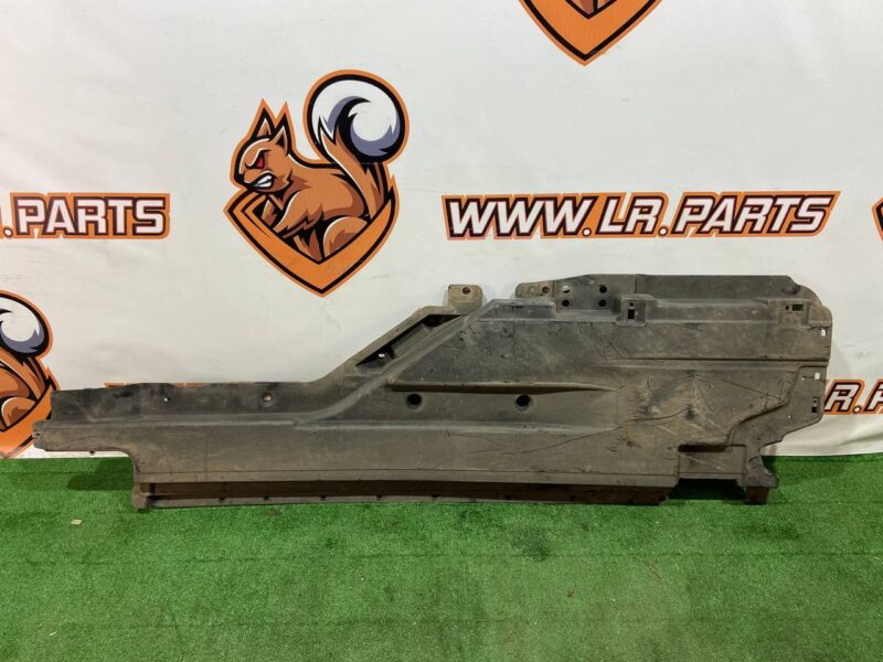 LR092677 Plastic bottom protection right Range Rover Velar L560 (2018-) Used - Image 16