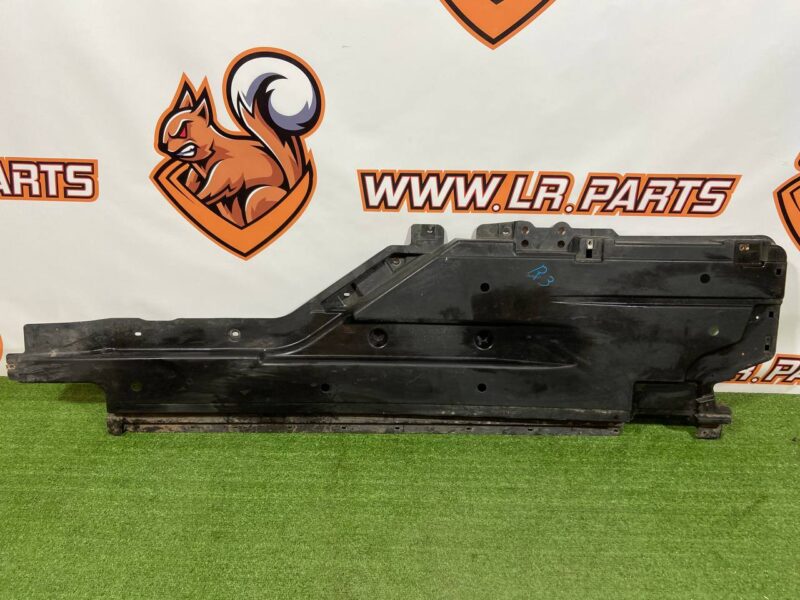 LR092677 Plastic bottom protection right Range Rover Velar L560 (2018-) Used - Image 19