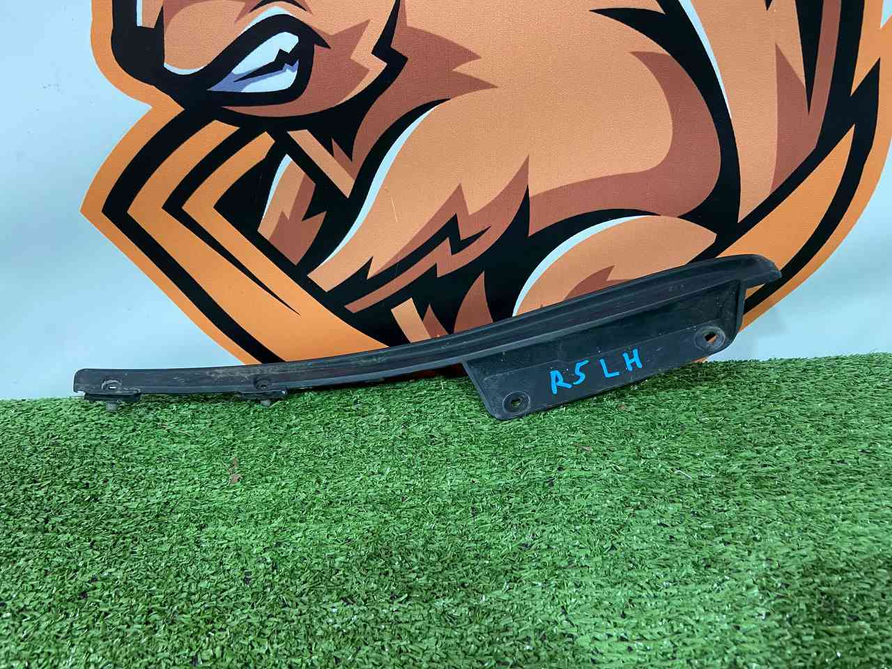 LR092698 Wheel arch fender molding rear left Range Rover Velar L560 Used cost 35 € in stock 1 pcs.