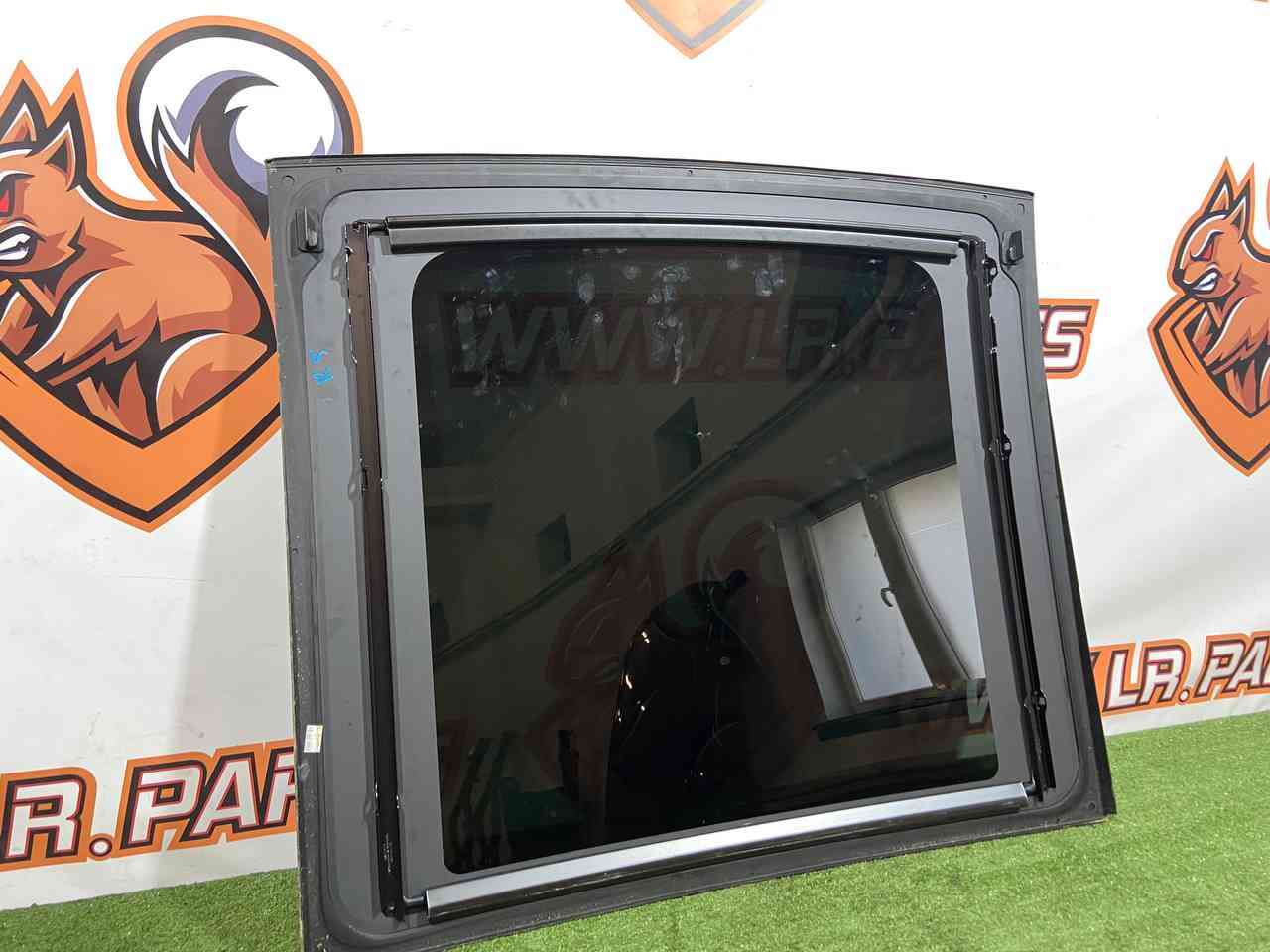 LR093995 Panoramic roof glass Range Rover Velar L560 (2018-) Used cost 850 € in stock 1 pcs.