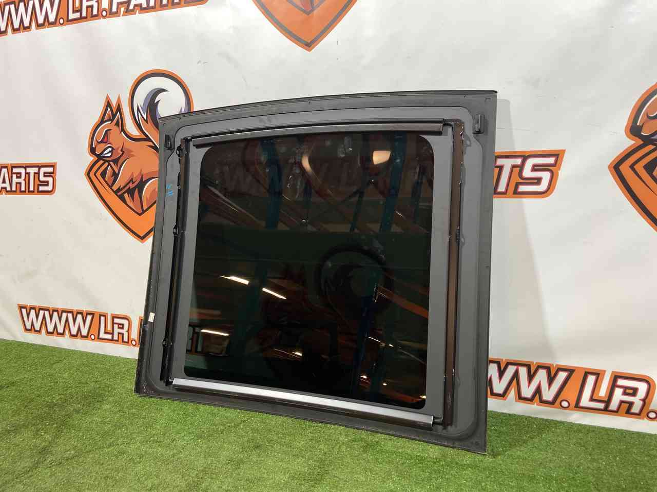 LR093995 Panoramic roof glass Range Rover Velar L560 (2018-) Used cost 850 € in stock 1 pcs.