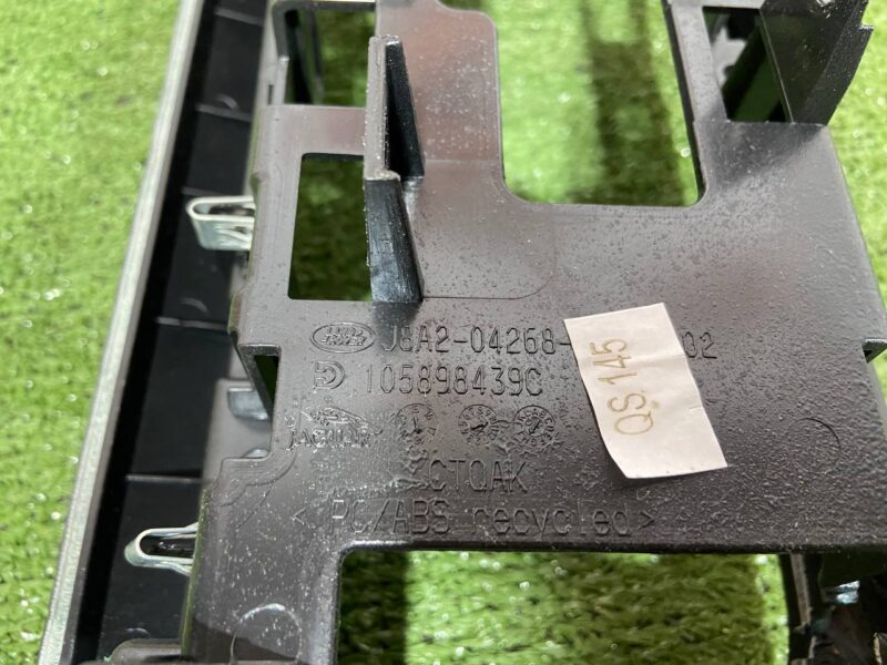 LR094676 Dashboard molding for Range Rover Velar L560 (2018-) USED cost 100 € in stock 1 pcs.
