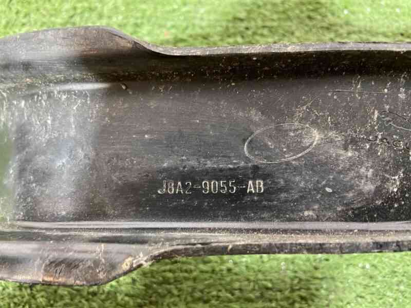LR095379 Fuel tank clamp Range Rover Velar L560 (2018-) USED cost 25 € in stock 4 pcs.