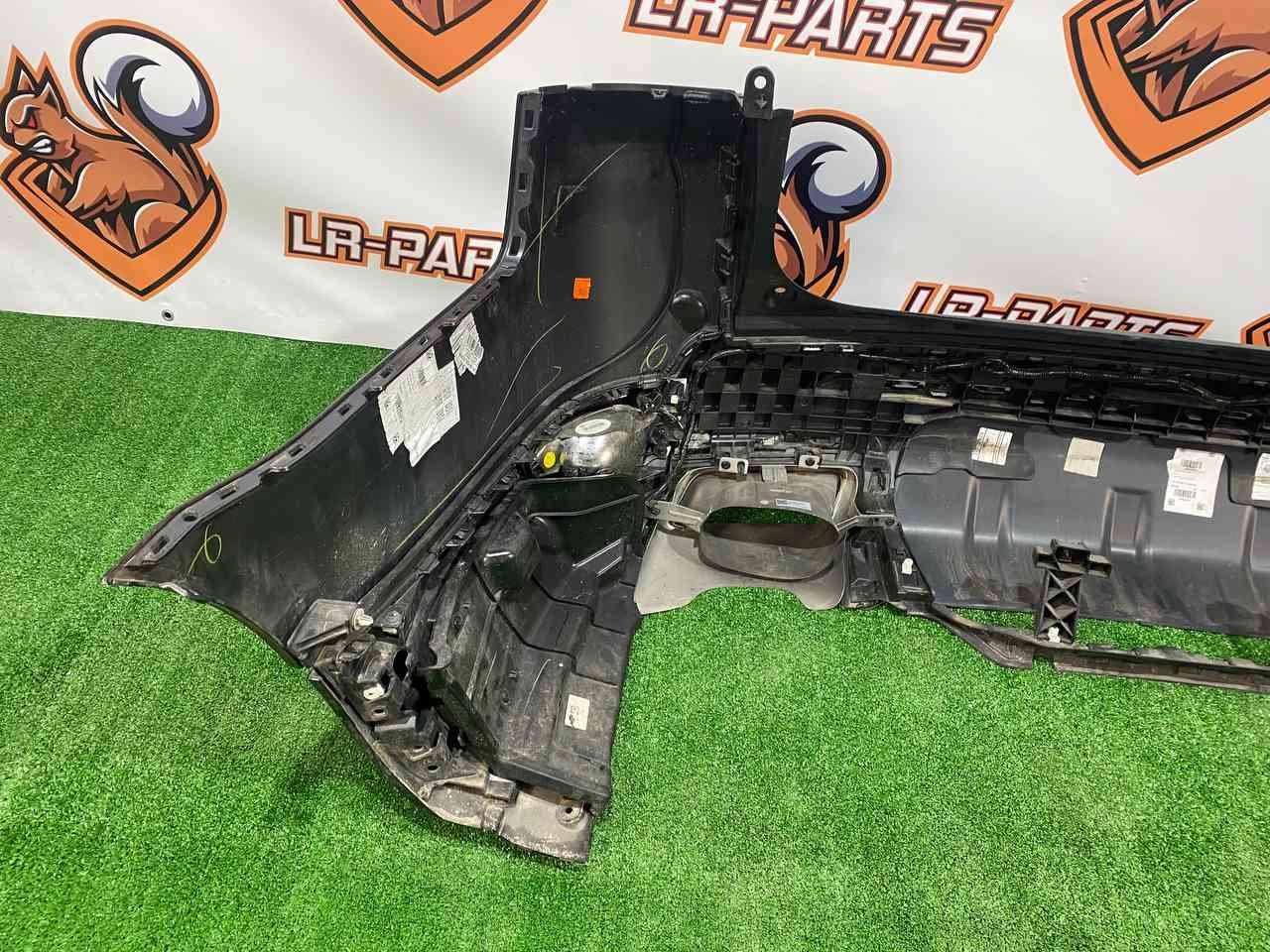 LR098889 Rear bumper 2018- complete assembly set Range Rover Sport L494 (2014-2022) Used cost 1 300 € in stock 1 pcs.