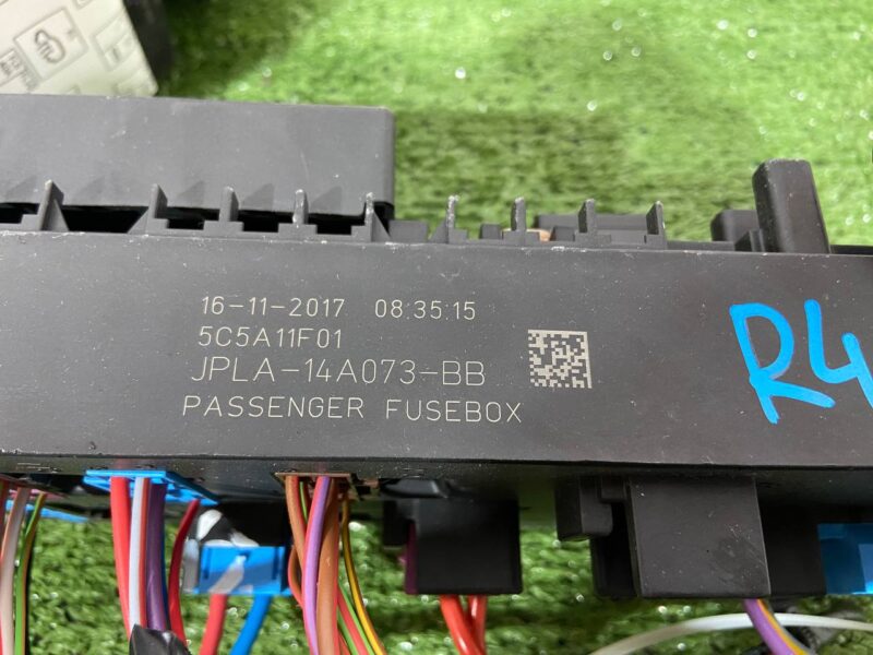 LR098969 Fuse Box Land Rover Discovery 5 L462 (2017-) Used - Image 29