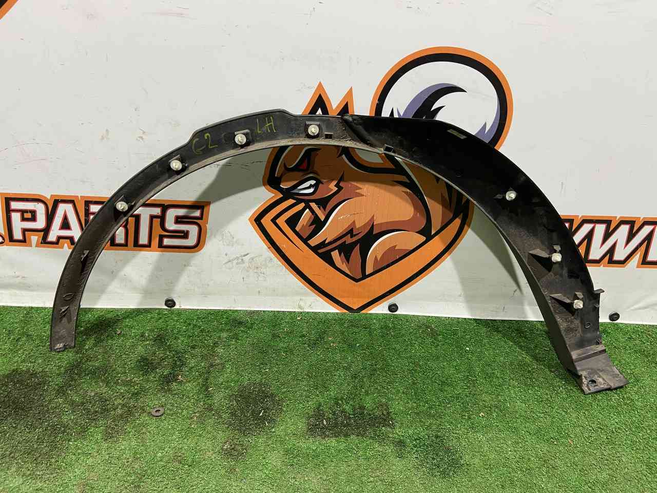 LR106669 Wheel arch fender molding rear left Land Rover Discovery 5 used cost 90 € in stock 1 pcs.
