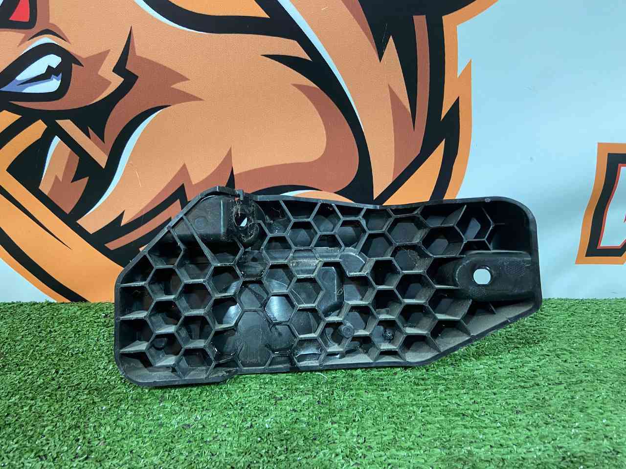 LR110725 Bracket for blind spot sensor, left Range Rover Velar L560 (2018-) USED cost 50 € in stock 1 pcs.