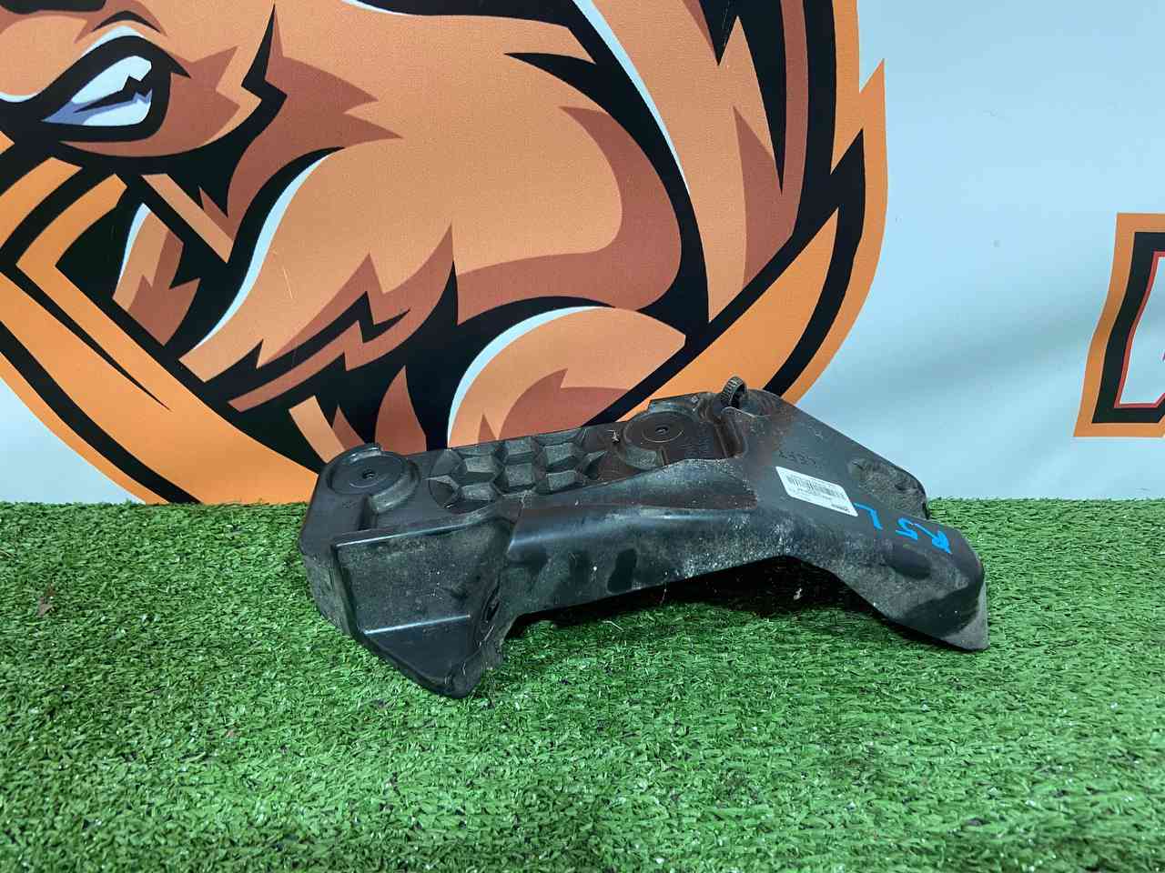 LR110725 Bracket for blind spot sensor, left Range Rover Velar L560 (2018-) USED cost 50 € in stock 1 pcs.