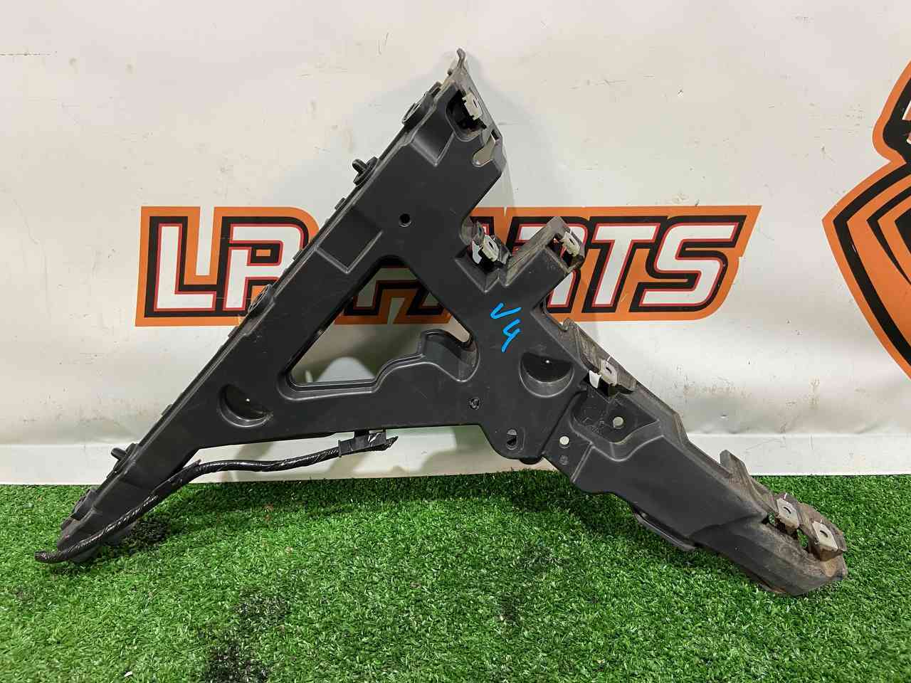 LR112658 Rear left bumper mounting bracket Range Rover Velar L560 (2018-) USED cost 32 € in stock 1 pcs.