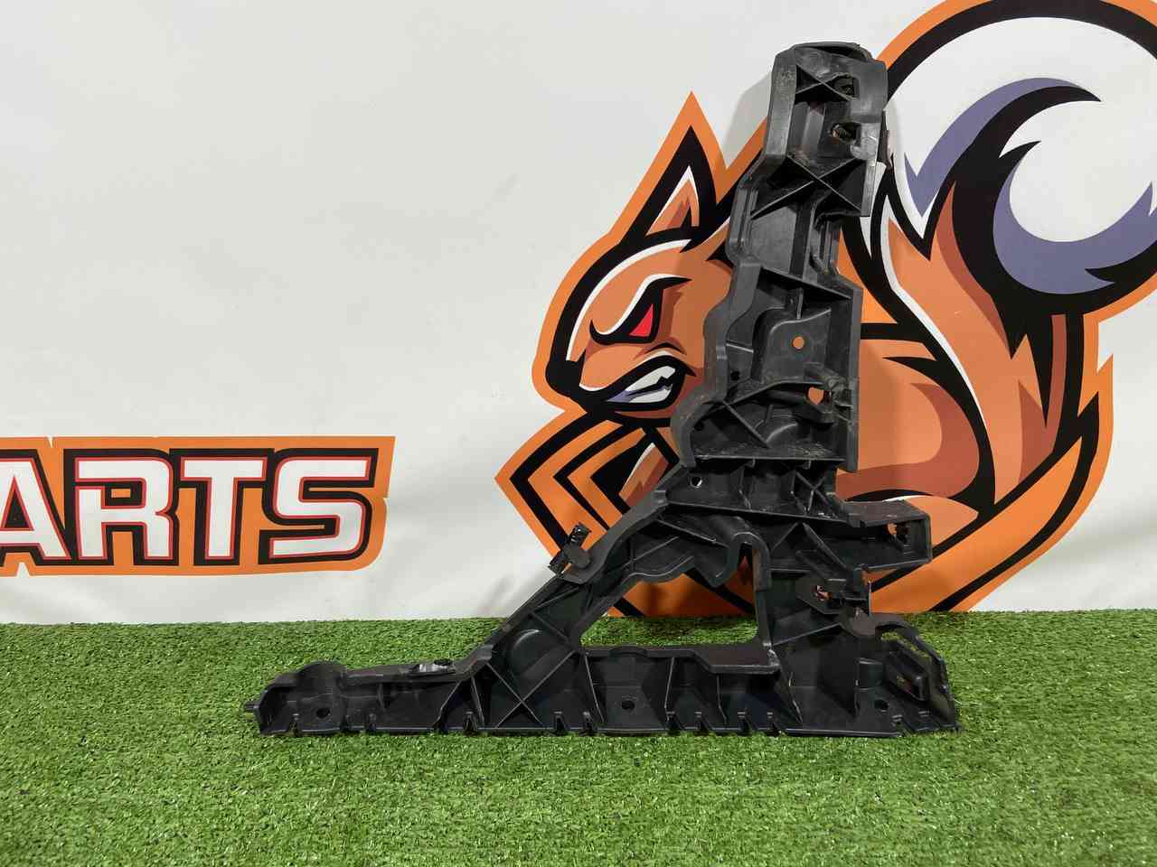 LR112658 Rear left bumper mounting bracket Range Rover Velar L560 (2018-) USED cost 32 € in stock 1 pcs.