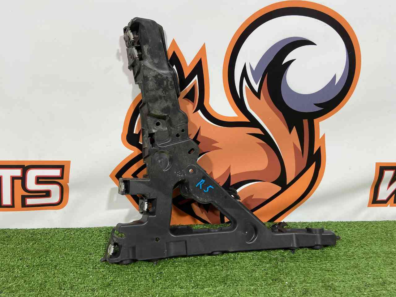 LR112658 Rear left bumper mounting bracket Range Rover Velar L560 (2018-) USED - Image 12