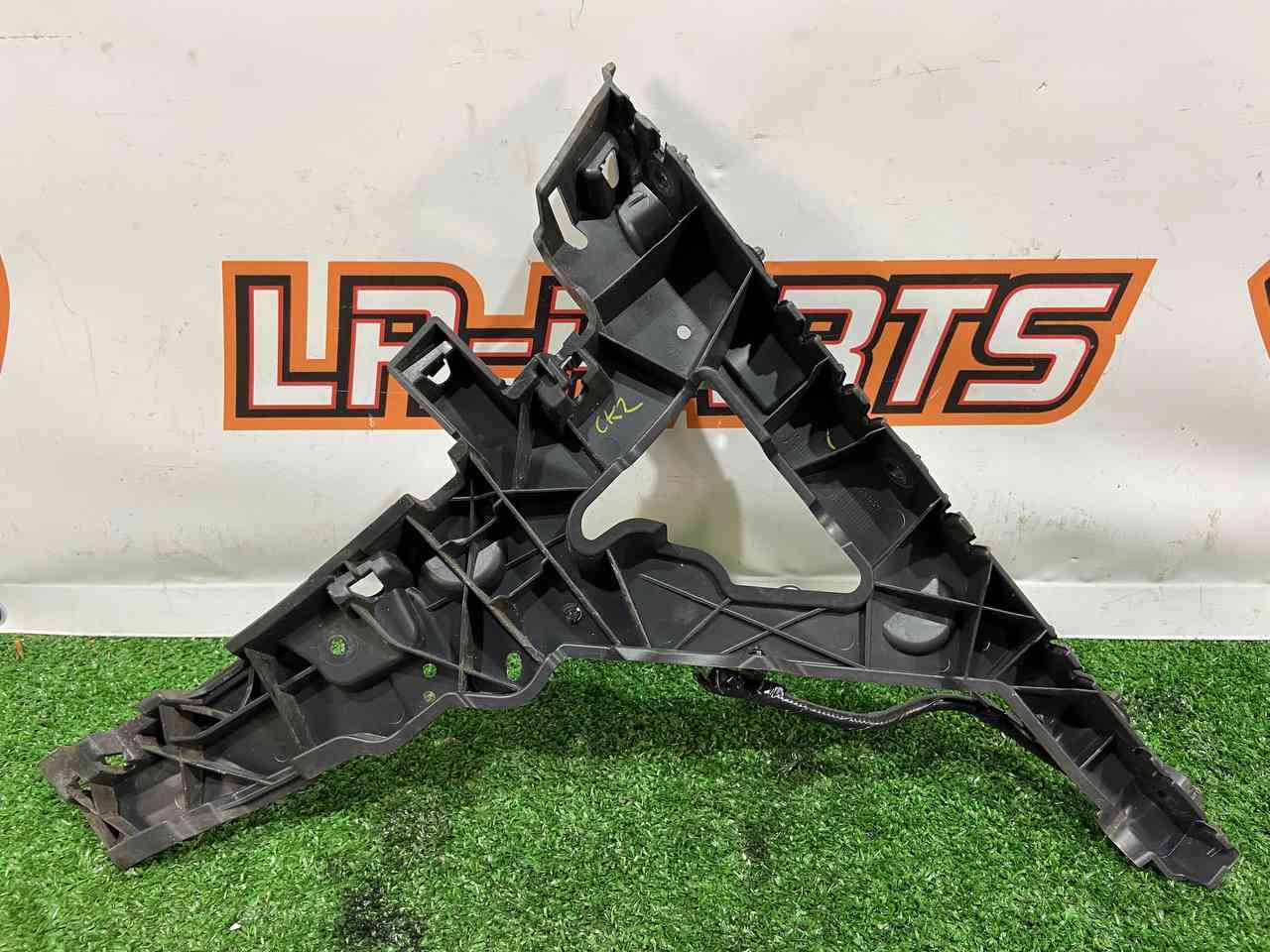 LR112658 Rear left bumper mounting bracket Range Rover Velar L560 (2018-) USED cost 32 € in stock 1 pcs.