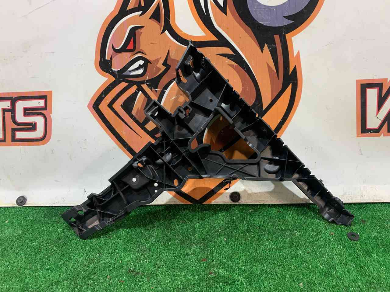 LR112658 Rear left bumper mounting bracket Range Rover Velar L560 (2018-) USED cost 32 € in stock 1 pcs.