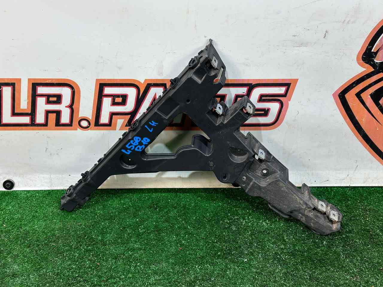 LR112658 Rear left bumper mounting bracket Range Rover Velar L560 (2018-) USED cost 32 € in stock 1 pcs.