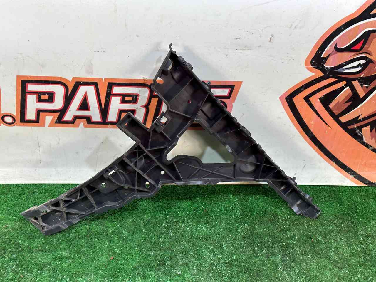 LR112658 Rear left bumper mounting bracket Range Rover Velar L560 (2018-) USED cost 32 € in stock 1 pcs.