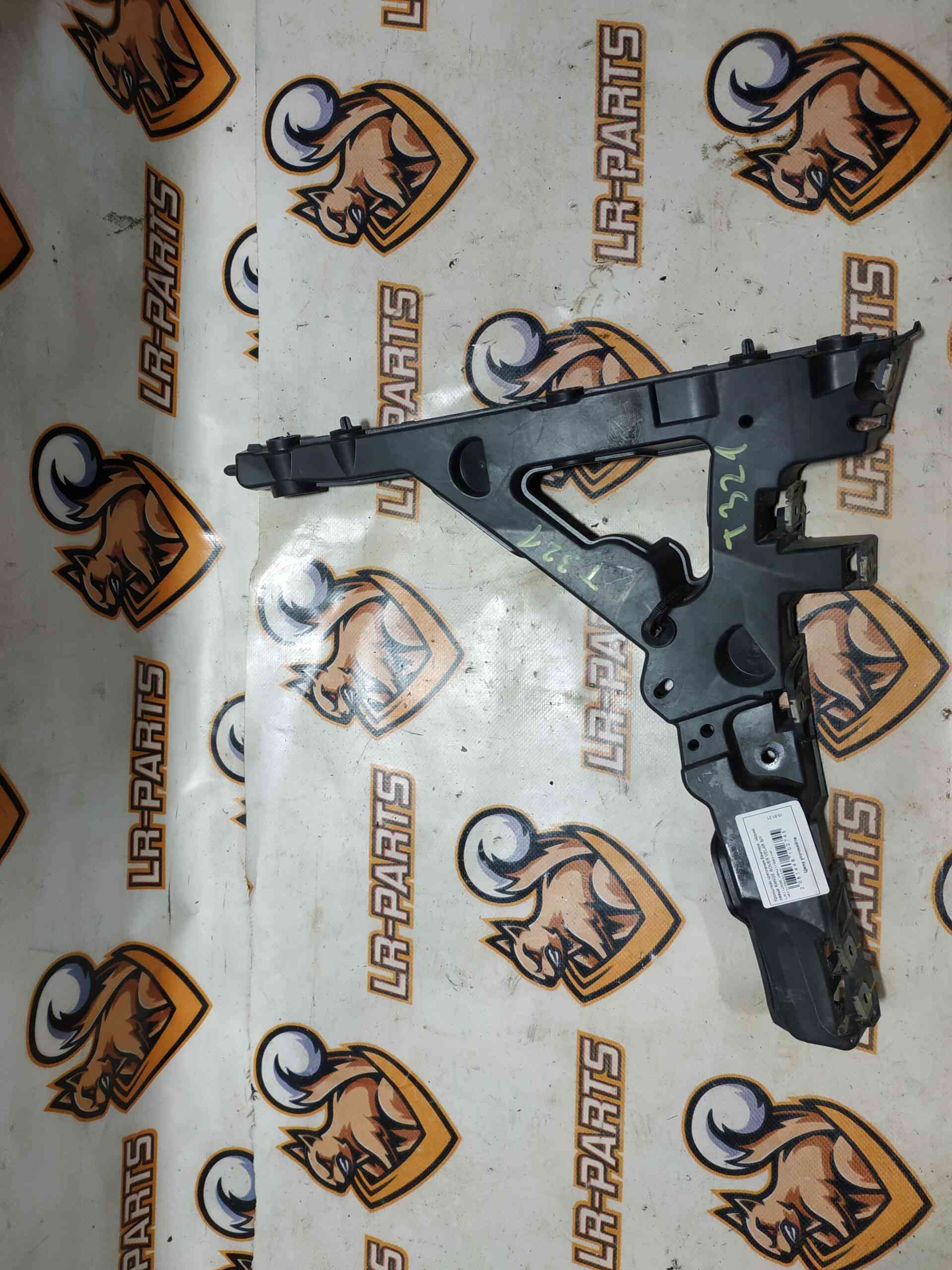 LR112658 Rear left bumper mounting bracket Range Rover Velar L560 (2018-) USED cost 32 € in stock 1 pcs.