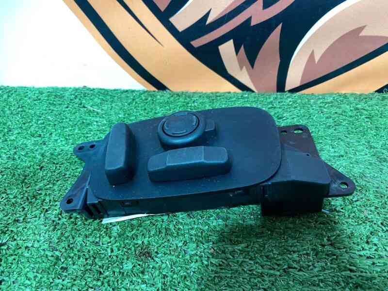 LR112768 Electric seat adjustment switch right Land Rover Discovery Sport L550 (2015-) USED cost 90 € in stock 1 pcs.
