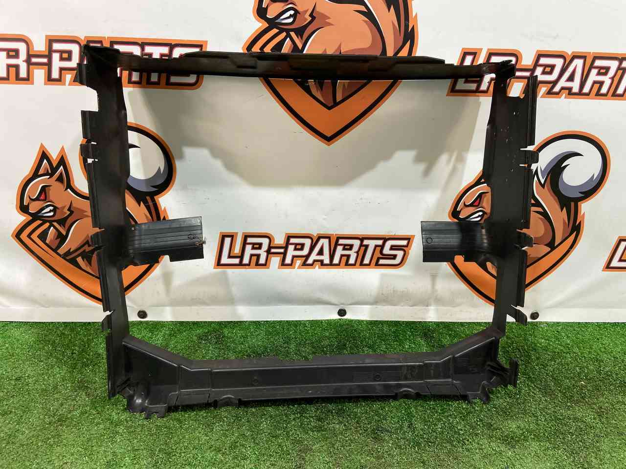 LR119550 Duct of the central cassette 3.0D LAND ROVER DISCOVERY 5 (L462) Used cost 135 € in stock 1 pcs.