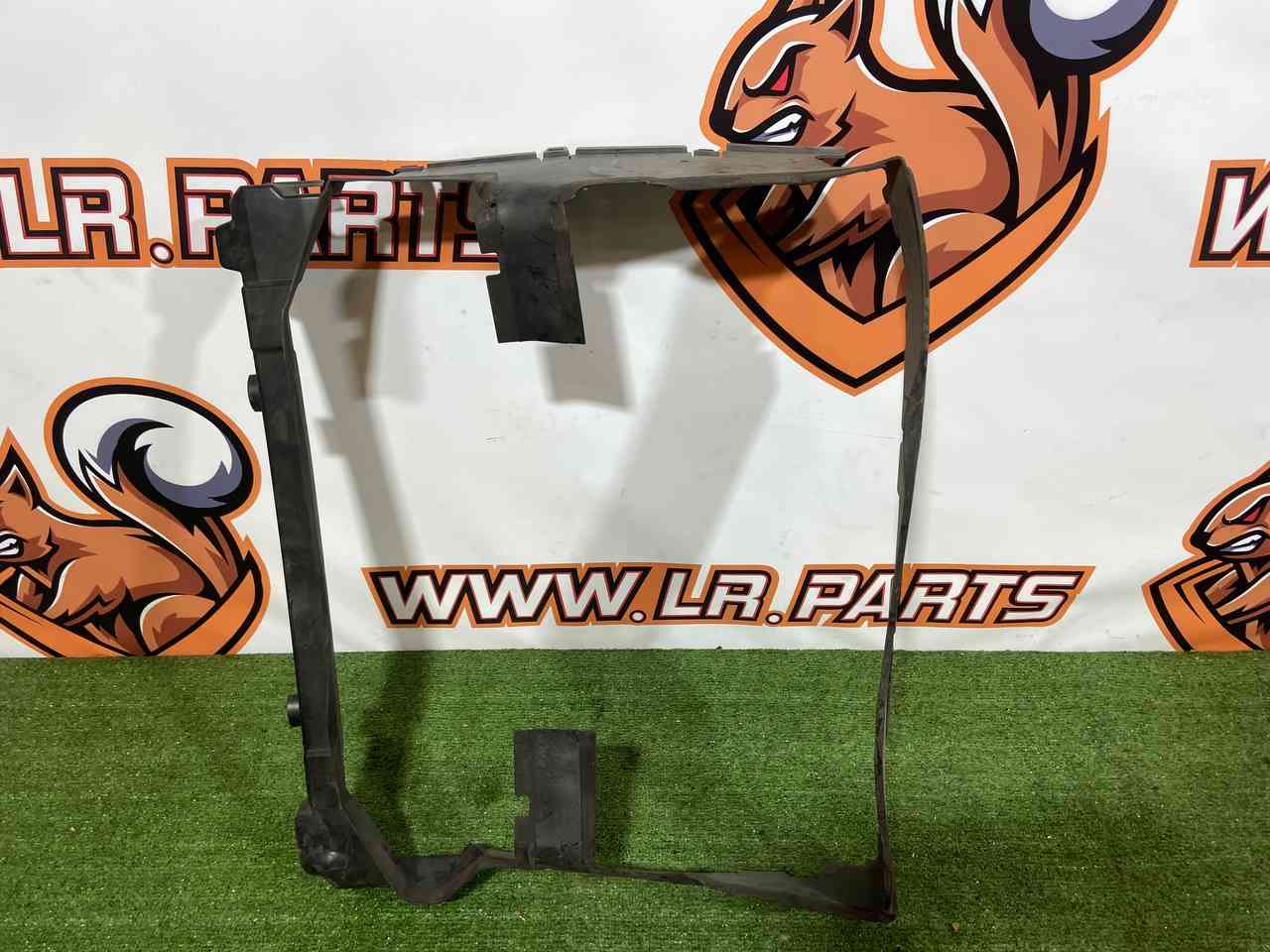 LR119550 Duct of the central cassette 3.0D LAND ROVER DISCOVERY 5 (L462) Used cost 135 € in stock 1 pcs.