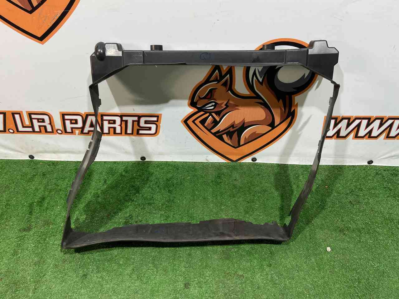 LR119550 Duct of the central cassette 3.0D LAND ROVER DISCOVERY 5 (L462) Used cost 135 € in stock 1 pcs.