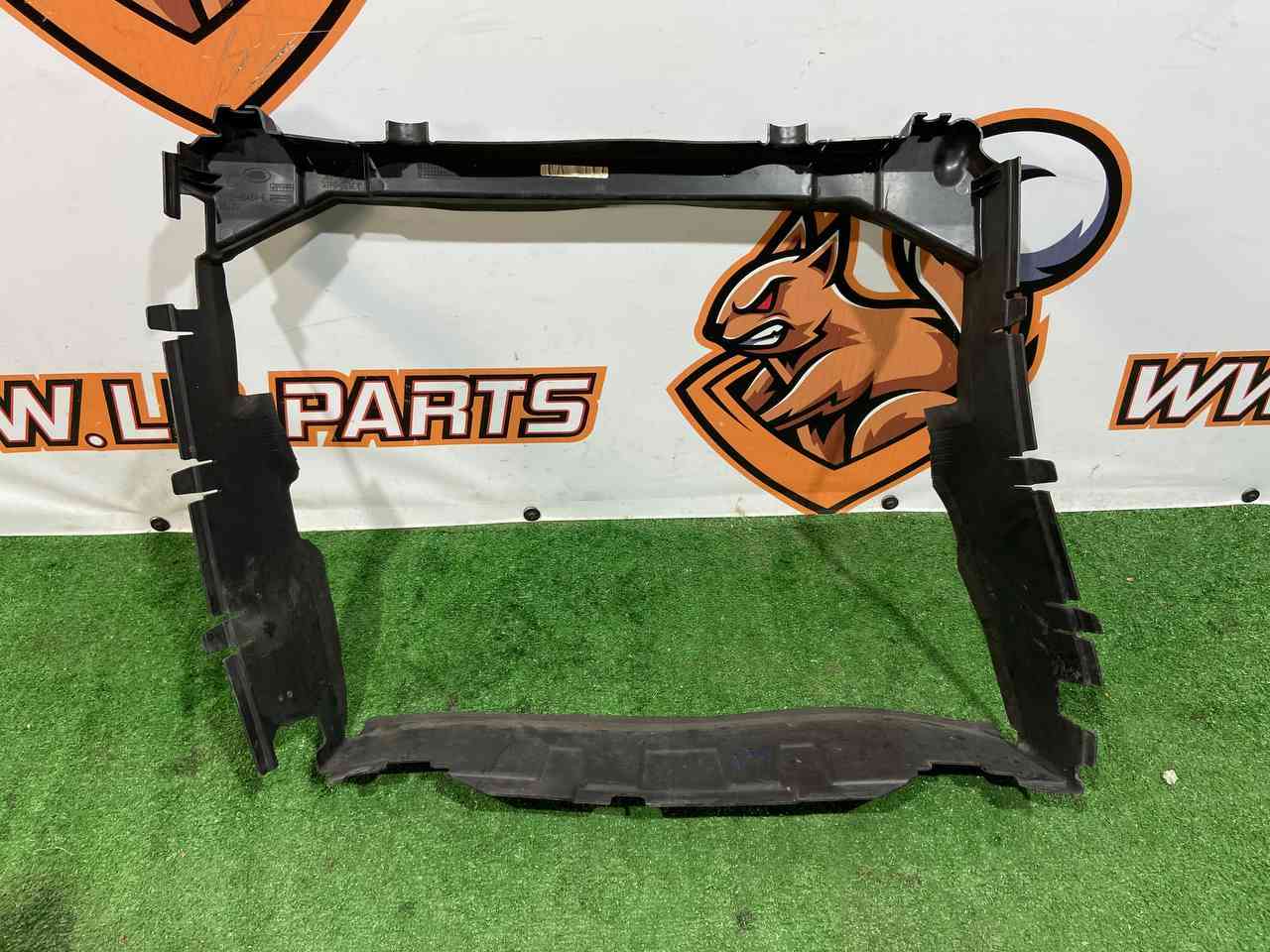 LR119550 Duct of the central cassette 3.0D LAND ROVER DISCOVERY 5 (L462) Used cost 135 € in stock 1 pcs.