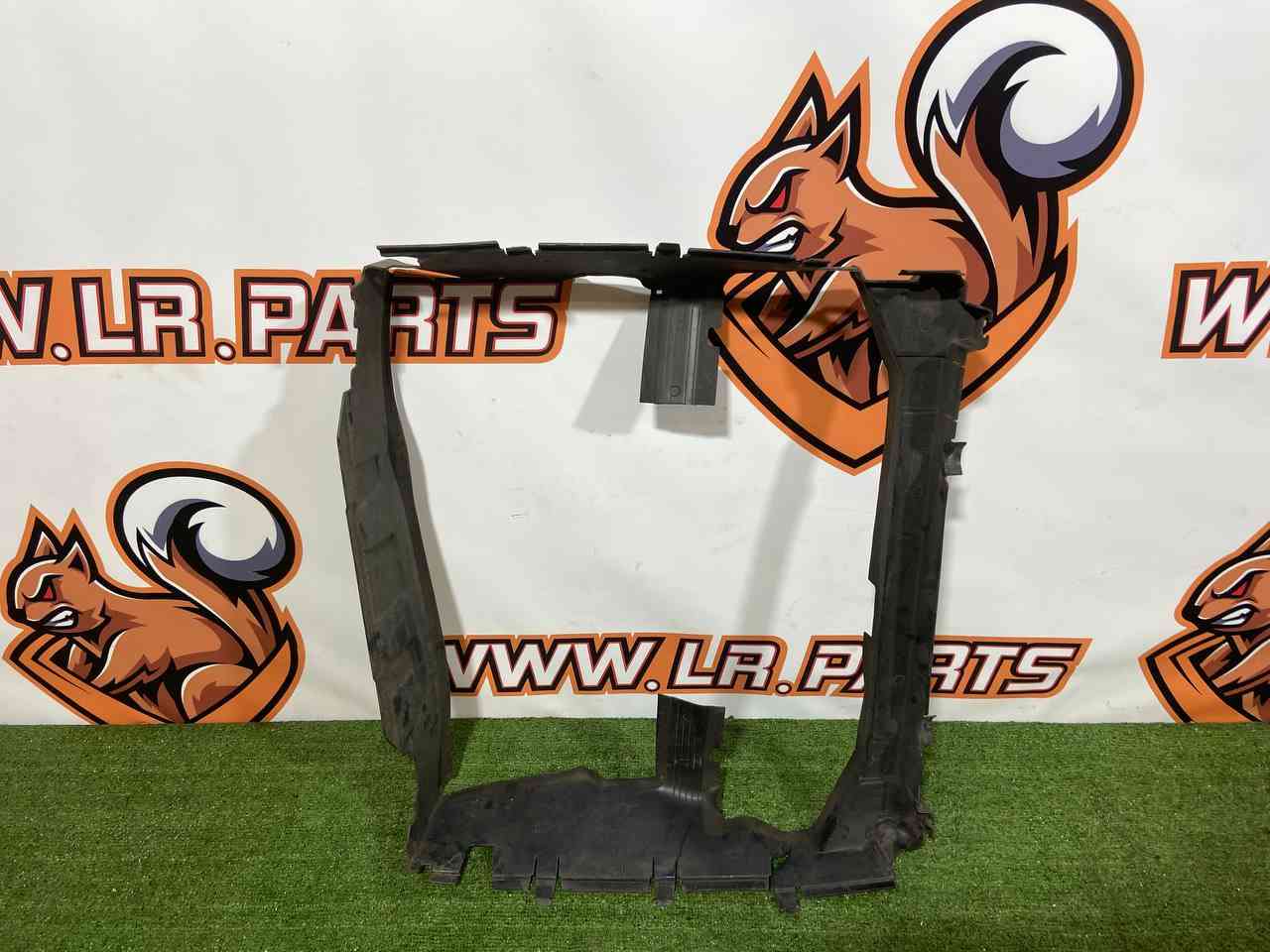 LR119550 Duct of the central cassette 3.0D LAND ROVER DISCOVERY 5 (L462) Used cost 135 € in stock 1 pcs.