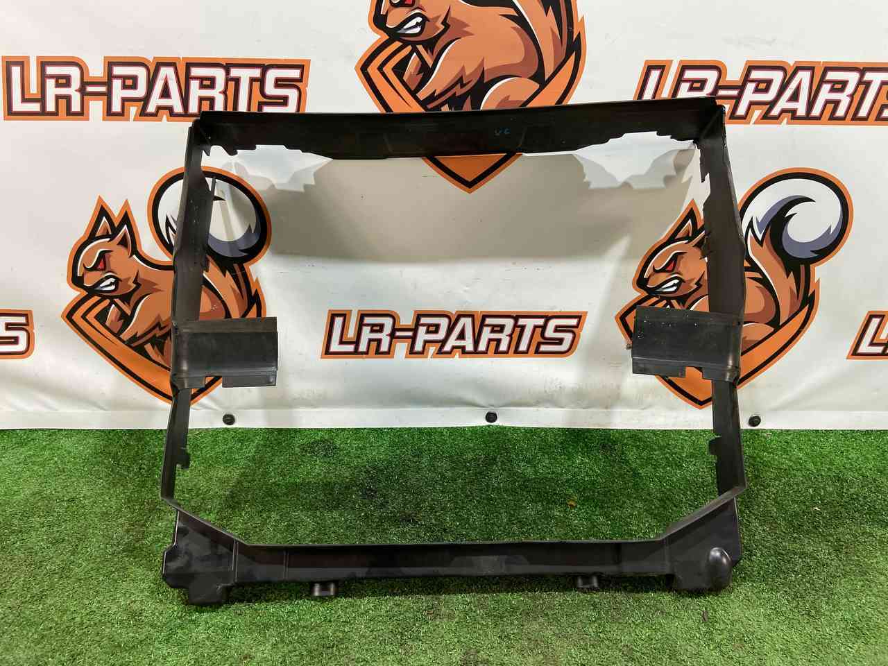 LR119550 Duct of the central cassette 3.0D LAND ROVER DISCOVERY 5 (L462) Used cost 135 € in stock 1 pcs.