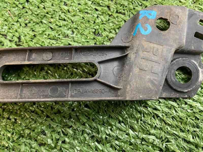 LR124567 Wing mounting bracket right Range Rover Sport L494 (2014-2022) Used - Image 28