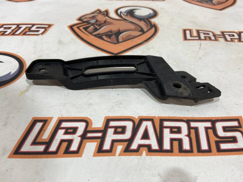 LR124568 Wing mounting bracket left LAND ROVER DISCOVERY 5 (L462) Used cost 18 € in stock 4 pcs.