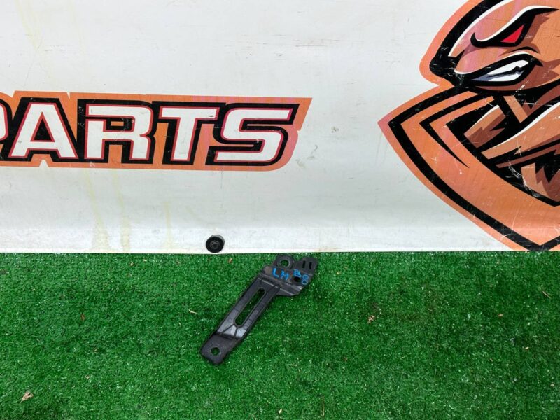LR124568 Wing mounting bracket left LAND ROVER DISCOVERY 5 (L462) Used - Image 27