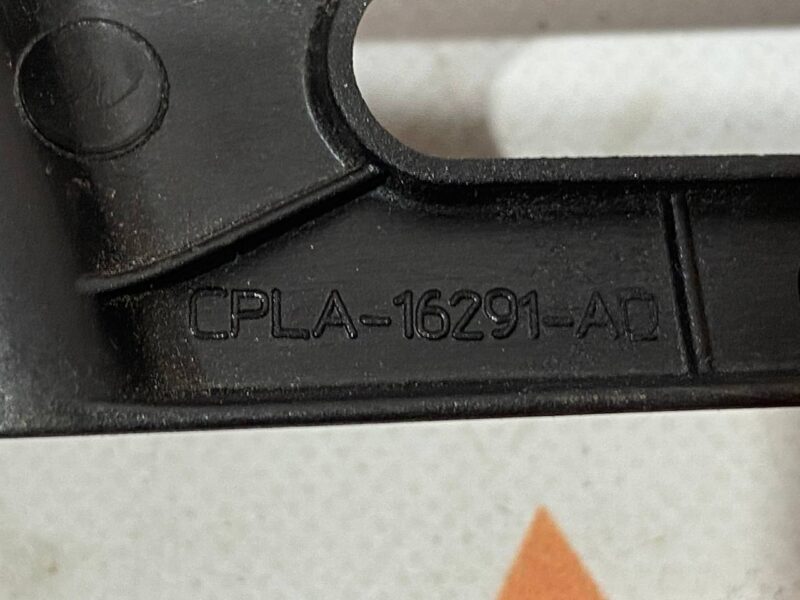 LR124568 Wing mounting bracket left LAND ROVER DISCOVERY 5 (L462) Used cost 18 € in stock 4 pcs.
