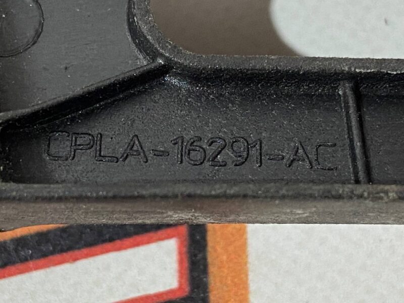 LR124568 Wing mounting bracket left LAND ROVER DISCOVERY 5 (L462) Used cost 18 € in stock 4 pcs.