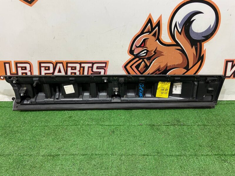 LR133767 Front left door molding Range Rover Sport L494 (2014-2022) Used - Image 12