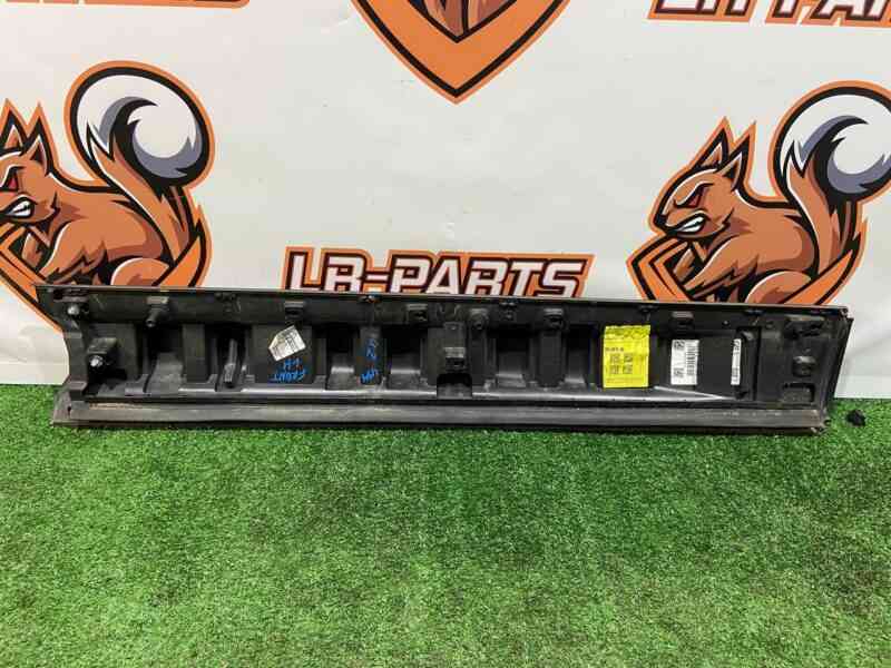 LR133767 Front left door molding Range Rover Sport L494 (2014-2022) Used cost 105 € in stock 3 pcs.