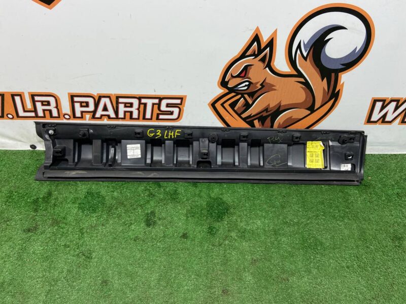 LR133767 Front left door molding Range Rover Sport L494 (2014-2022) Used cost 105 € in stock 3 pcs.